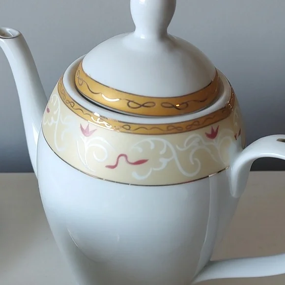 Tea Set Bundle Including 8 Cups With Matching Saucers - Picture 11 of 11